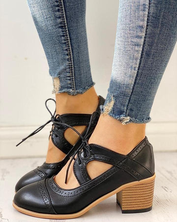 Tacchi larghi e lacci vintage per le donna